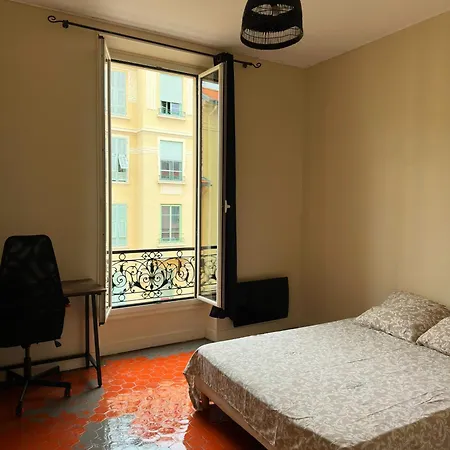 Renovated 2-room Sleeps 4 Tram And Shops Nearby Apartment *