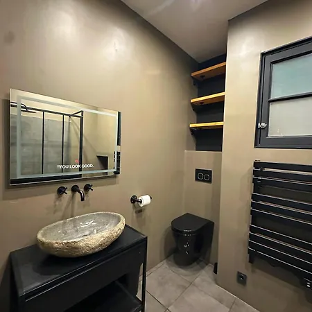 Renovated 2-room Sleeps 4 Tram And Shops Nearby *