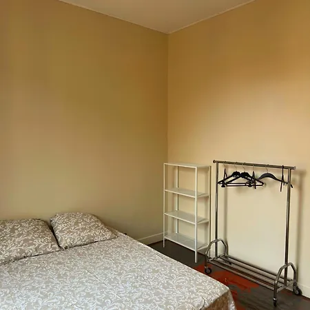 Renovated 2-room Sleeps 4 Tram And Shops Nearby *