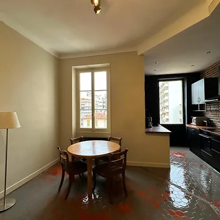 Apartment Renovated 2-room Sleeps 4 Tram And Shops Nearby