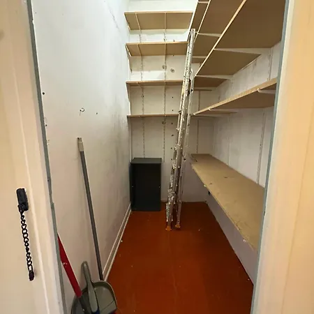 Renovated 2-room Sleeps 4 Tram And Shops Nearby דירה