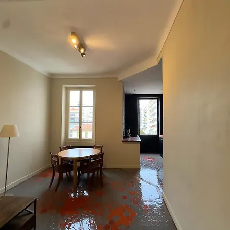 Renovated 2-room Sleeps 4 Tram And Shops Nearby *