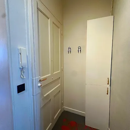 Renovated 2-room Sleeps 4 Tram And Shops Nearby דירה