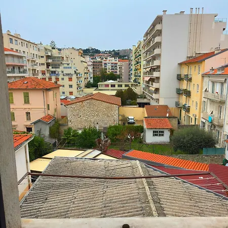 דירה Renovated 2-room Sleeps 4 Tram And Shops Nearby *