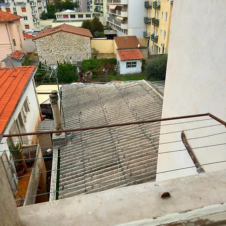 Renovated 2-room Sleeps 4 Tram And Shops Nearby דירה