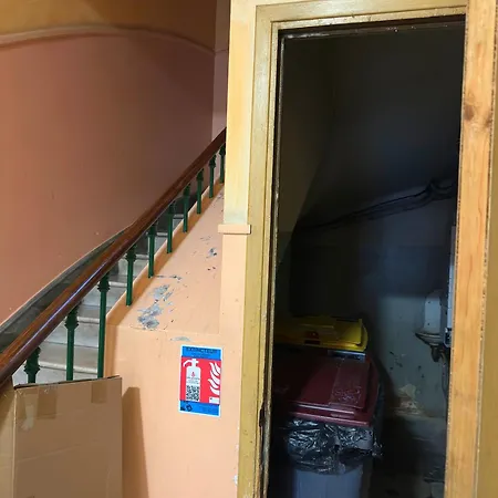 Renovated 2-room Sleeps 4 Tram And Shops Nearby דירה