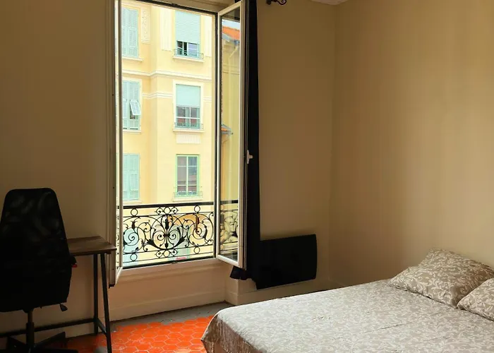 Renovated 2-room Sleeps 4 Tram And Shops Nearby דירה *