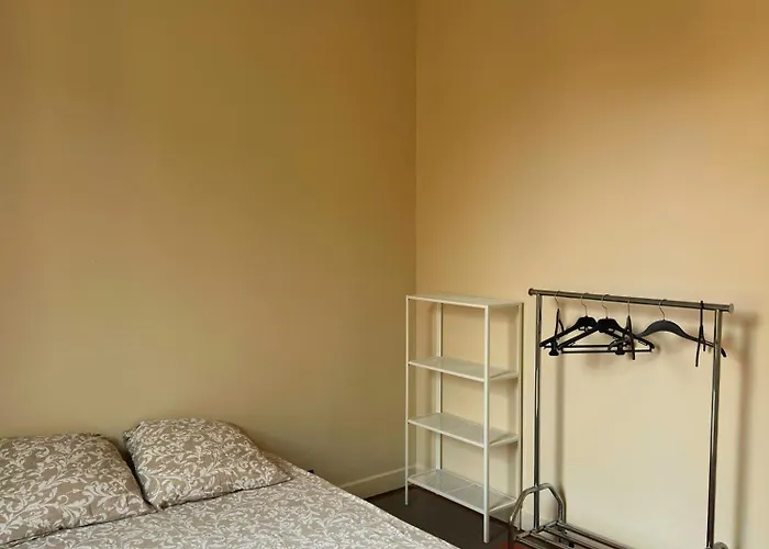 Renovated 2-room Sleeps 4 Tram And Shops Nearby *