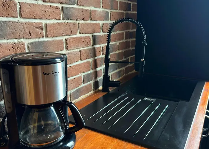 Renovated 2-room Sleeps 4 Tram And Shops Nearby