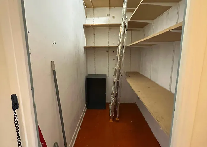 Renovated 2-room Sleeps 4 Tram And Shops Nearby דירה