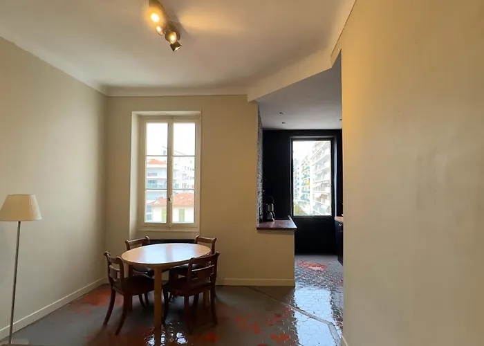 Renovated 2-room Sleeps 4 Tram And Shops Nearby *