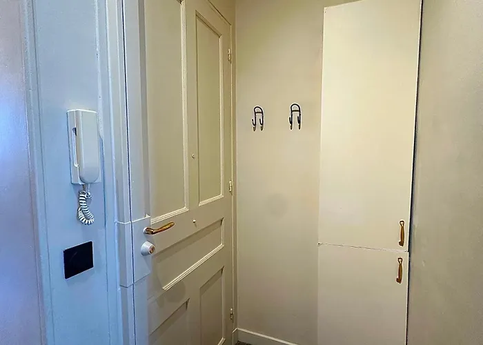 Renovated 2-room Sleeps 4 Tram And Shops Nearby דירה