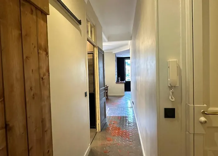 Renovated 2-room Sleeps 4 Tram And Shops Nearby