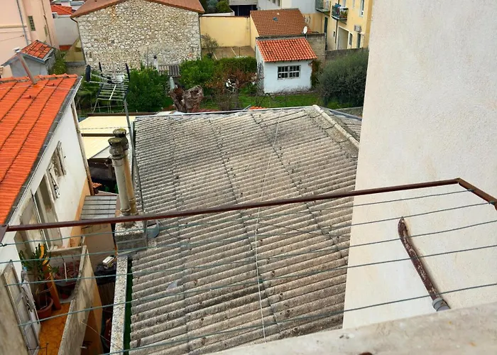 Renovated 2-room Sleeps 4 Tram And Shops Nearby דירה