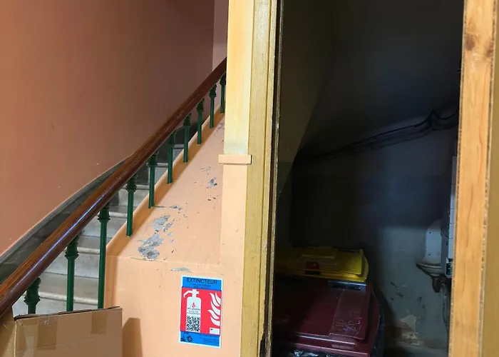 Renovated 2-room Sleeps 4 Tram And Shops Nearby דירה